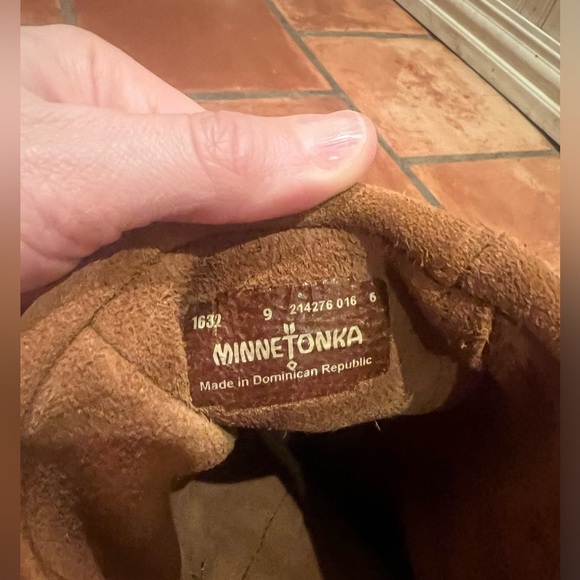 Minnetonka Women's 3-Layer Fringe BOOTS - Picture 3 of 3